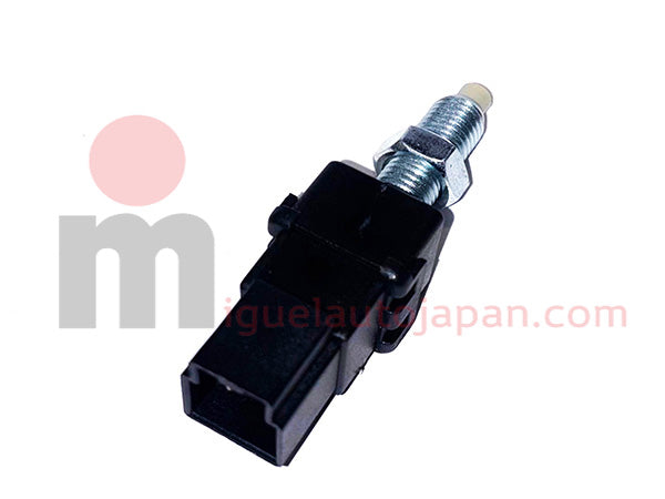 Interruptor de freno Nissan Cabstar YD25 ref 253075A0E