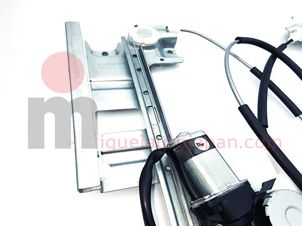 Elevalunas izquierdo para Mitsubishi Canter a partir de 2005 / Ref: MX934809 / MK488225 / MK581271